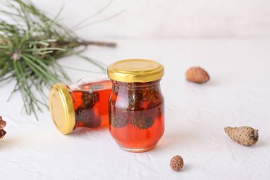 Hafif arka planda lezzetli kozalak reçeli kavanozları