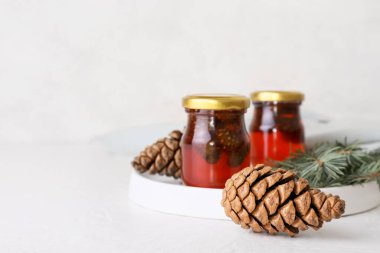 Hafif arka planda lezzetli kozalak reçeli kavanozları