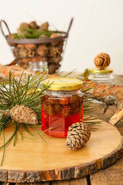 Ahşap masada bir kavanoz lezzetli kozalak reçeli.