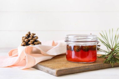 Hafif arkaplanda bir kavanoz çam kozalağı reçeli