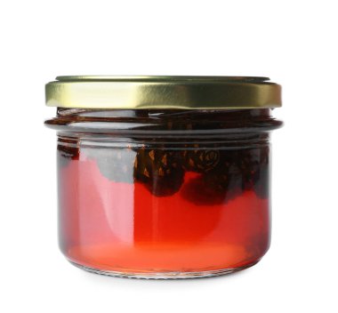 Beyaz arka planda bir kavanoz lezzetli kozalak reçeli