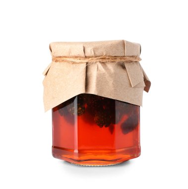 Beyaz arka planda bir kavanoz lezzetli kozalak reçeli