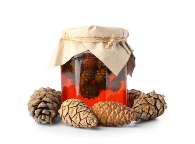 Beyaz arka planda bir kavanoz lezzetli kozalak reçeli