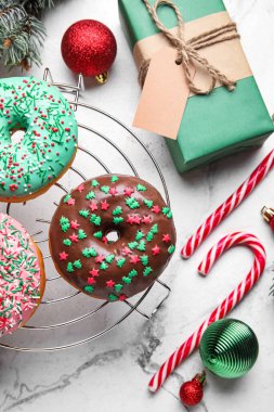 Hafif arka planda lezzetli Noel çörekleri olan şebeke