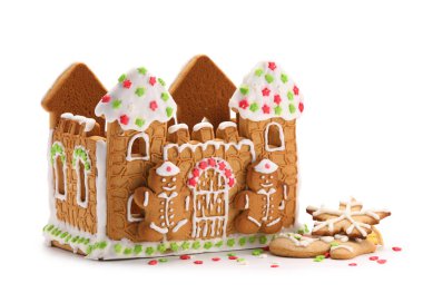 Beyaz arka planda izole edilmiş güzel zencefilli kurabiye evi.