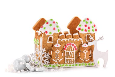 Güzel zencefilli kurabiye evi ve beyaz arka planda izole edilmiş Noel dekoru.