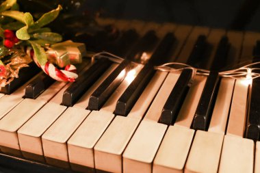 Noel dekorlu piyano tuşları, yakın plan.