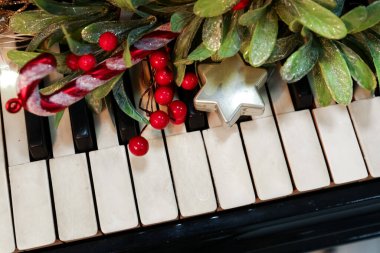 Piyano tuşlarında güzel bir Noel dekoru, yakın plan