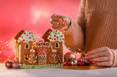 Masada zencefilli kurabiye evi dekore eden kadın, yakın plan.