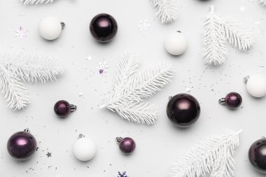 Firavun dalları ve beyaz arka planda farklı Noel topları