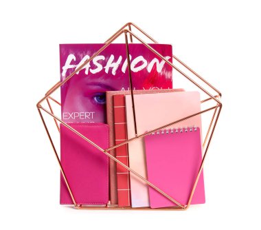 Beyaz arkaplanda dergileri olan düzenleyici