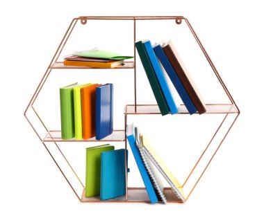Beyaz arkaplanda modern kitap rafı