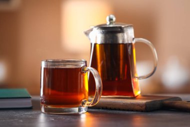 Kafedeki masada bir bardak lezzetli çay.