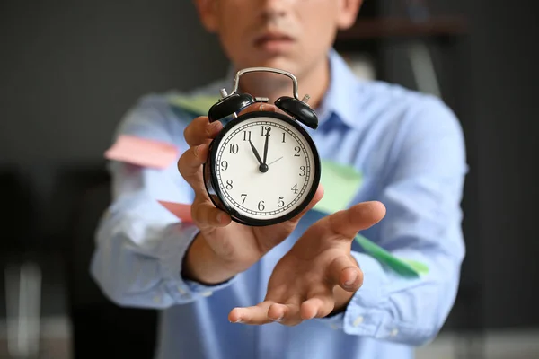 Joven Con Despertador Negro Oficina Primer Plano — Foto de Stock