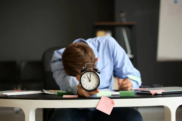 Siyah Çalar Saati Ofiste Uyuyan Yapışkan Notları Olan Yorgun Genç — Stok fotoğraf