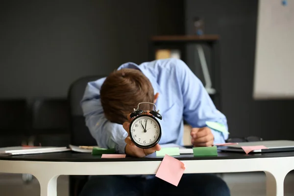 Trött Ung Man Med Svart Väckarklocka Och Klibbiga Anteckningar Sover — Stockfoto