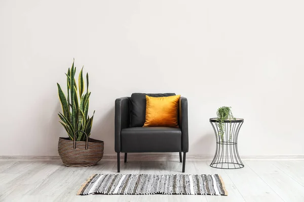 Comfortable Armchair Houseplants Light Wall Living Room Interior — Stock Photo, Image