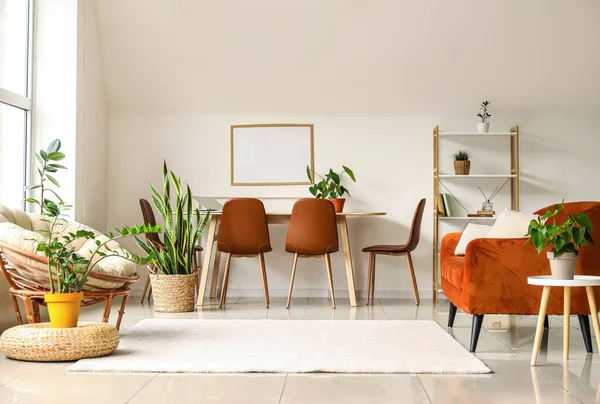 Sandalye, kanepe ve çiçeklerle aydınlık oturma odasının içinde.