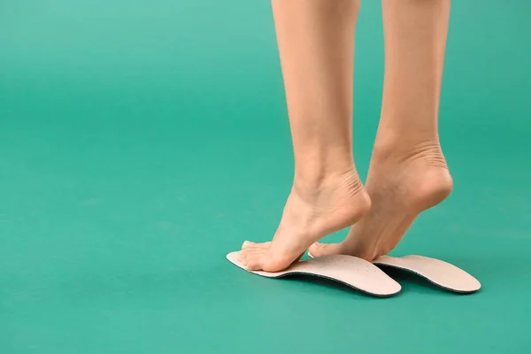 Weibliche Füße Und Orthopädische Einlagen Auf Grünem Hintergrund — Stockfoto