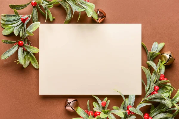 Kahverengi arka planda boş kart ve Noel dekoru