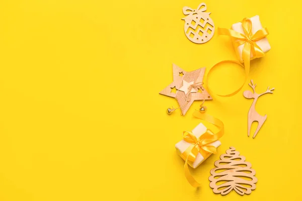Vánoční Výzdoba Žlutém Pozadí — Stock fotografie