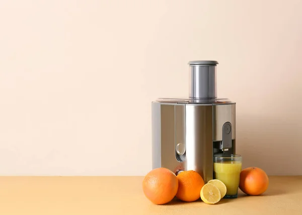 Modern Juicer Fresh Fruits Table — Stock Photo, Image