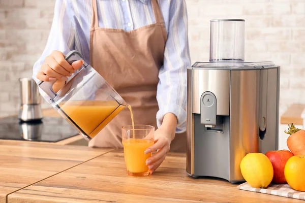 Mulher Derramando Suco Fresco Jarro Vidro Mesa Cozinha — Fotografia de Stock