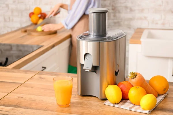 Juicer Moderno Com Frutas Frescas Mesa Cozinha — Fotografia de Stock