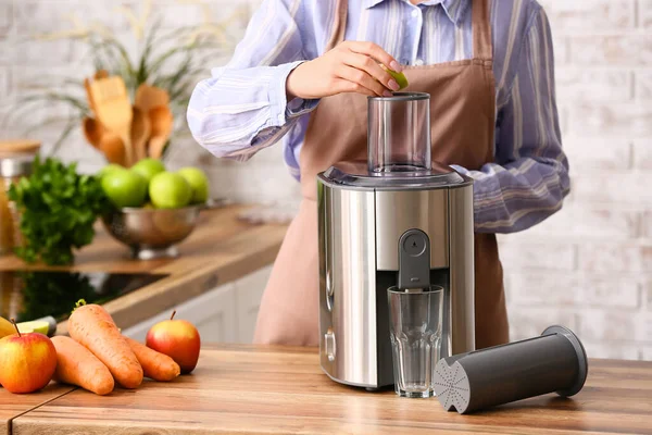 Mujer Haciendo Jugo Fresco Mesa Cocina — Foto de Stock