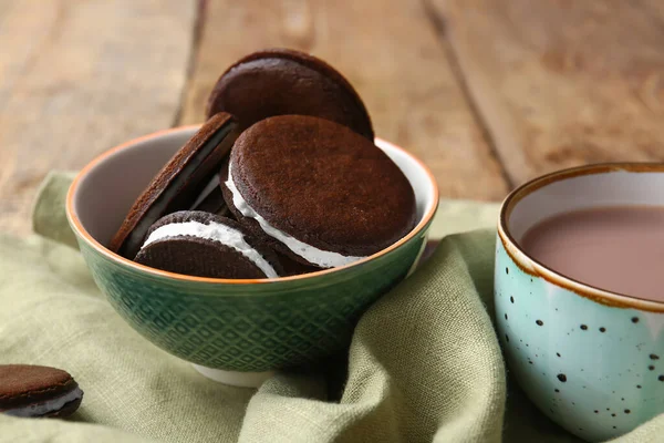 Миска Смачним Шоколадним Печивом Чашкою Кави Столі Крупним Планом — стокове фото