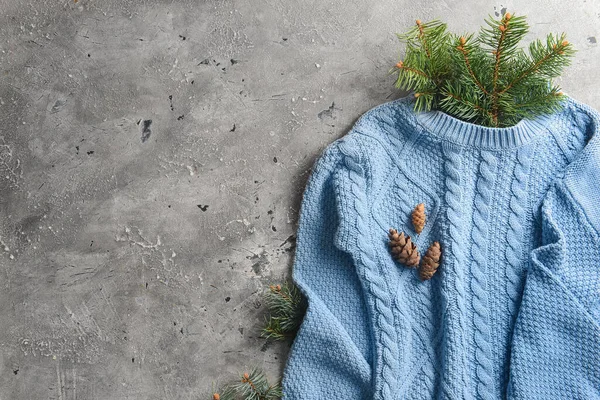 Arkaplanda kalın süveter ve Noel dekoru