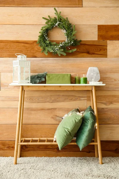 Intérieur Chambre Avec Table Décorée Pour Noël — Photo