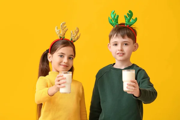 Lustige Kleine Kinder Mit Rentierhörnern Und Milch Auf Farbigem Hintergrund — Stockfoto