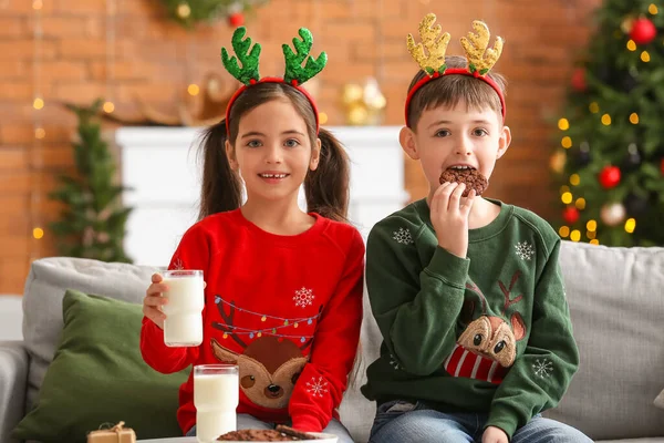 Crianças Pequenas Felizes Bebendo Leite Comendo Biscoitos Casa Véspera Natal — Fotografia de Stock