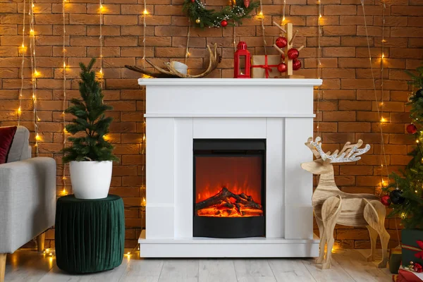 Noel için süslenmiş şömineli oturma odası.