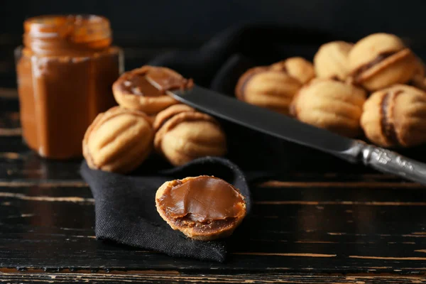 Masada yoğunlaştırılmış sütle lezzetli ceviz şekilli kurabiyeler.