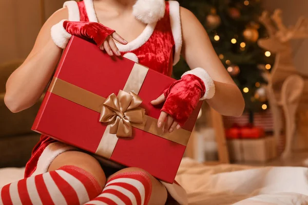 Sexy Giovane Donna Costume Babbo Natale Con Regalo Natale Casa — Foto Stock