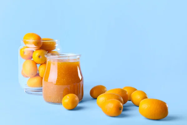 Pot Confiture Kumquat Savoureux Fruits Frais Sur Fond Bleu — Photo