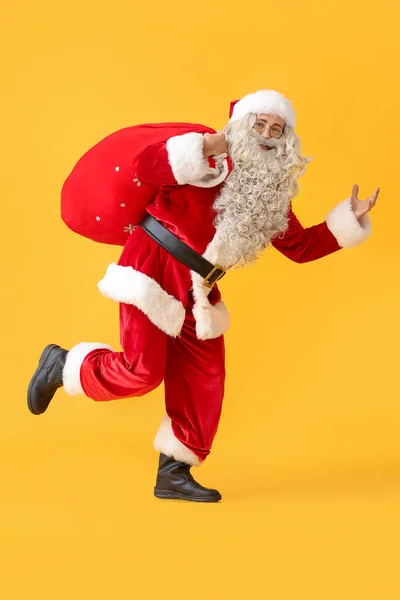 Kerstman Met Tas Gele Achtergrond — Stockfoto