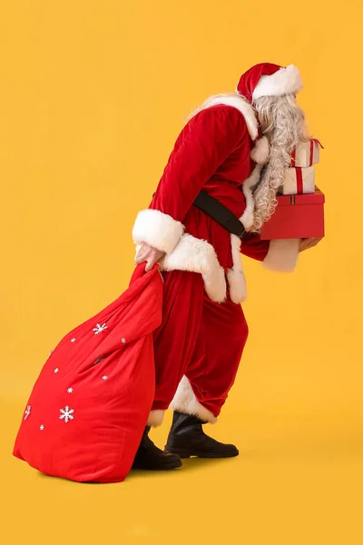 Santa Claus Torbą Prezenty Żółtym Tle — Zdjęcie stockowe