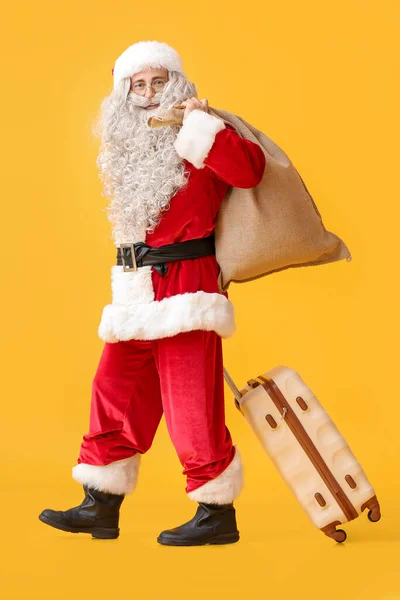 Père Noël Avec Sac Dos Valise Sur Fond Jaune — Photo