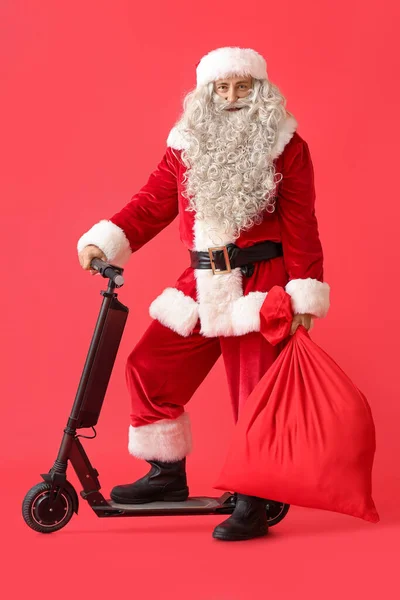 Santa Claus Con Bolsa Bicicleta Eléctrica Sobre Fondo Rojo — Foto de Stock