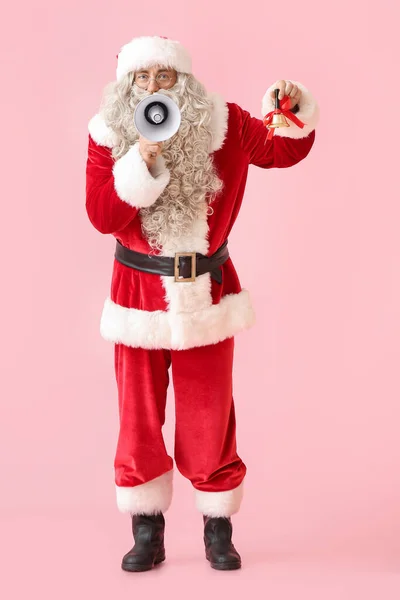 Santa Claus Con Megáfono Campana Navidad Sobre Fondo Rosa —  Fotos de Stock