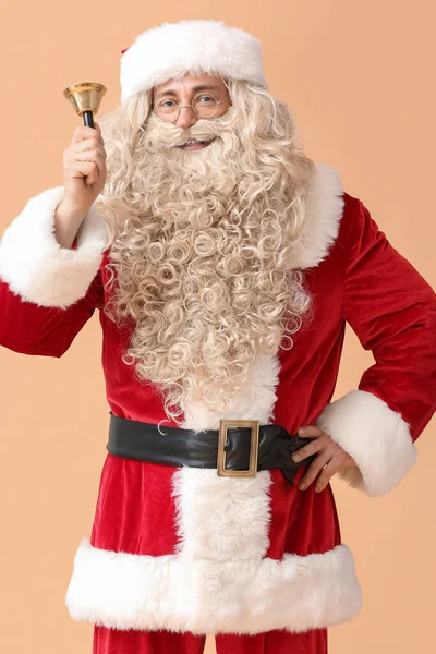 Weihnachtsmann Mit Weihnachtsglocke Auf Beigem Hintergrund — Stockfoto