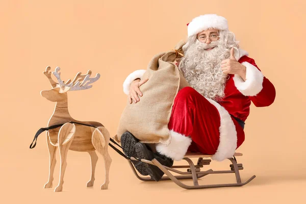 Santa Claus Pytlem Sáňky Dřevěnými Soby Béžovém Pozadí — Stock fotografie