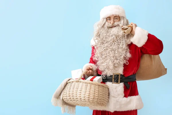Kerstman Met Tas Mand Cadeautjes Blauwe Achtergrond — Stockfoto
