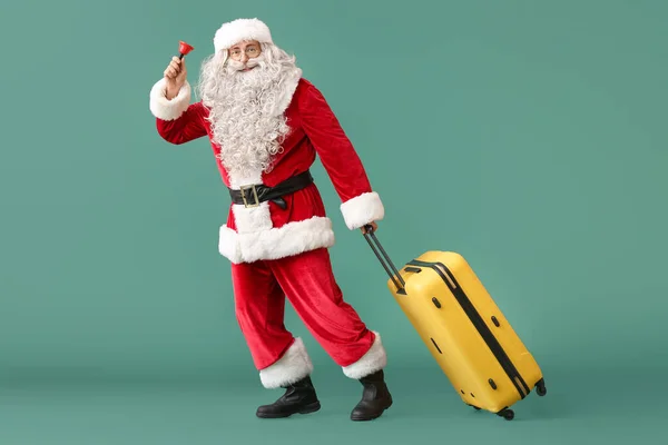 Санта Клаус Різдвяним Дзвінком Валізою Зеленому Фоні — стокове фото
