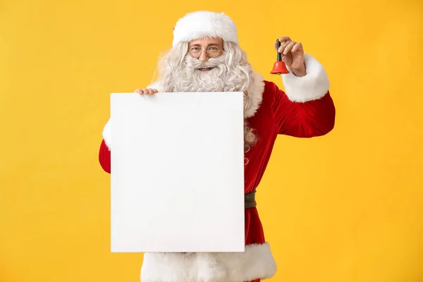 Санта Клаус Різдвяним Дзвінком Чистим Аркушем Паперу Жовтому Фоні — стокове фото