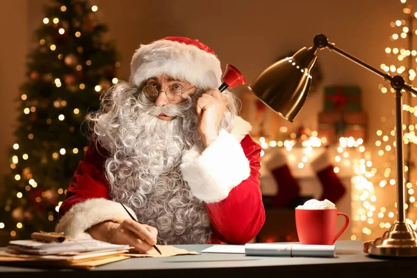 Noel çanı çalan Noel Baba geceleri odada oturuyor.