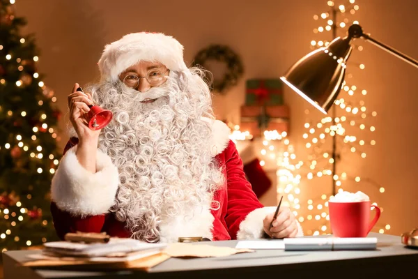 Jultomten Med Julen Klocka Sitter Rummet Natten — Stockfoto